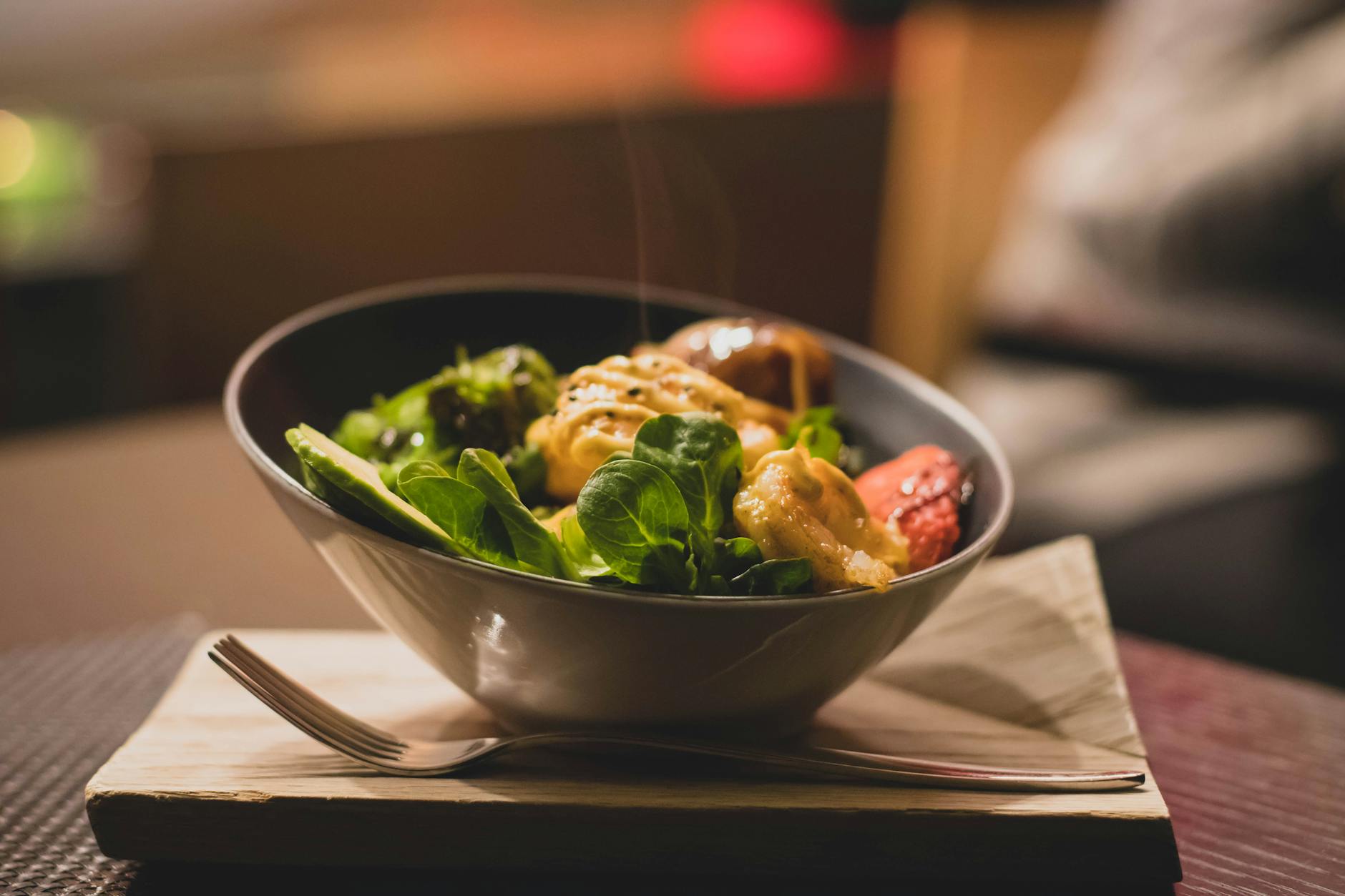 Nutritious salad bowl with grilled chicken and fresh greens, supporting healthy weight loss through balanced nutrition